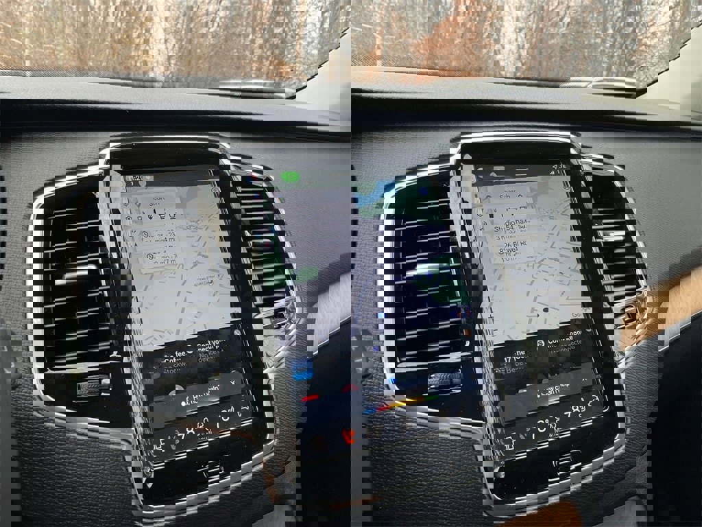 Certified 2025 Volvo XC90 B6 Plus image 18