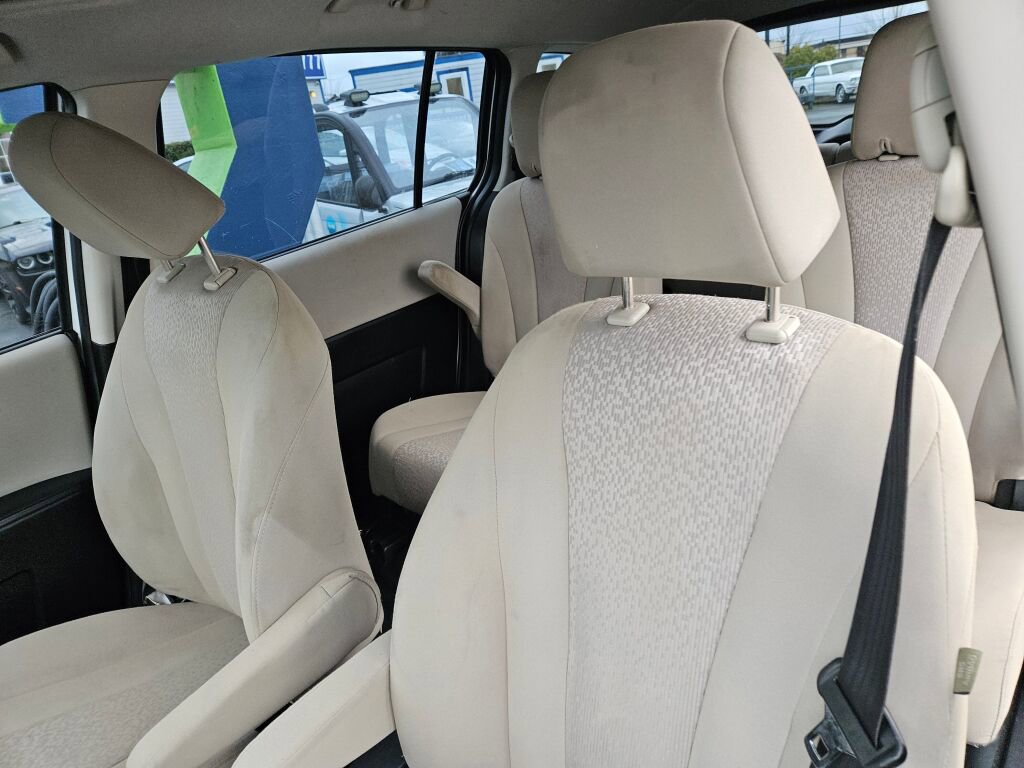 Used 2012 MAZDA MAZDA5 Touring w/ Moonroof & Audio Pkg image 11