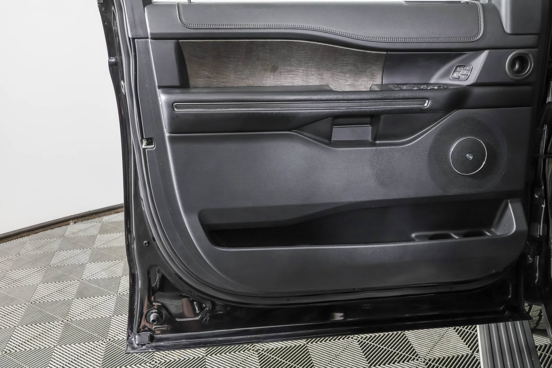 Used 2021 Ford Expedition Limited AWD/4WD image 35