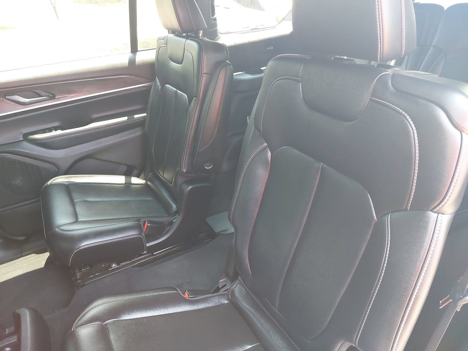 Used 2025 Jeep Grand Cherokee L Limited w/ Black Appearance Package AWD/4WD image 15