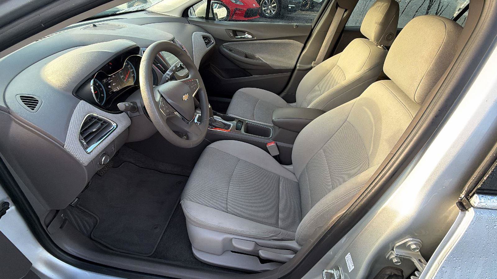Used 2018 Chevrolet Cruze LT FWD image 10