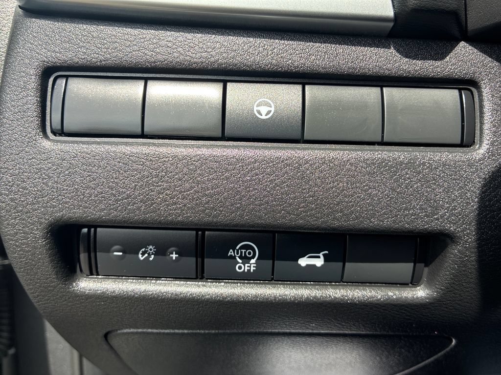 Used 2025 Nissan Rogue SL AWD/4WD image 30