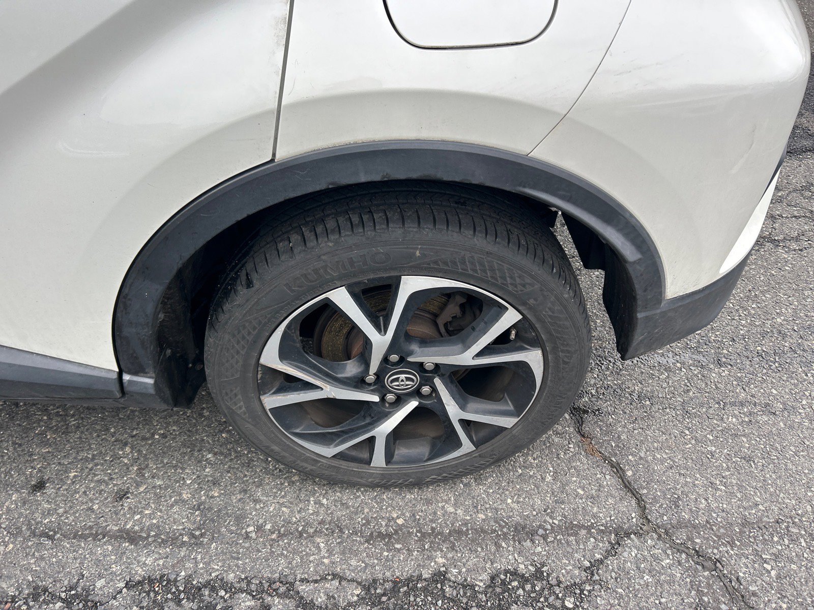 Used 2019 Toyota C-HR XLE image 9