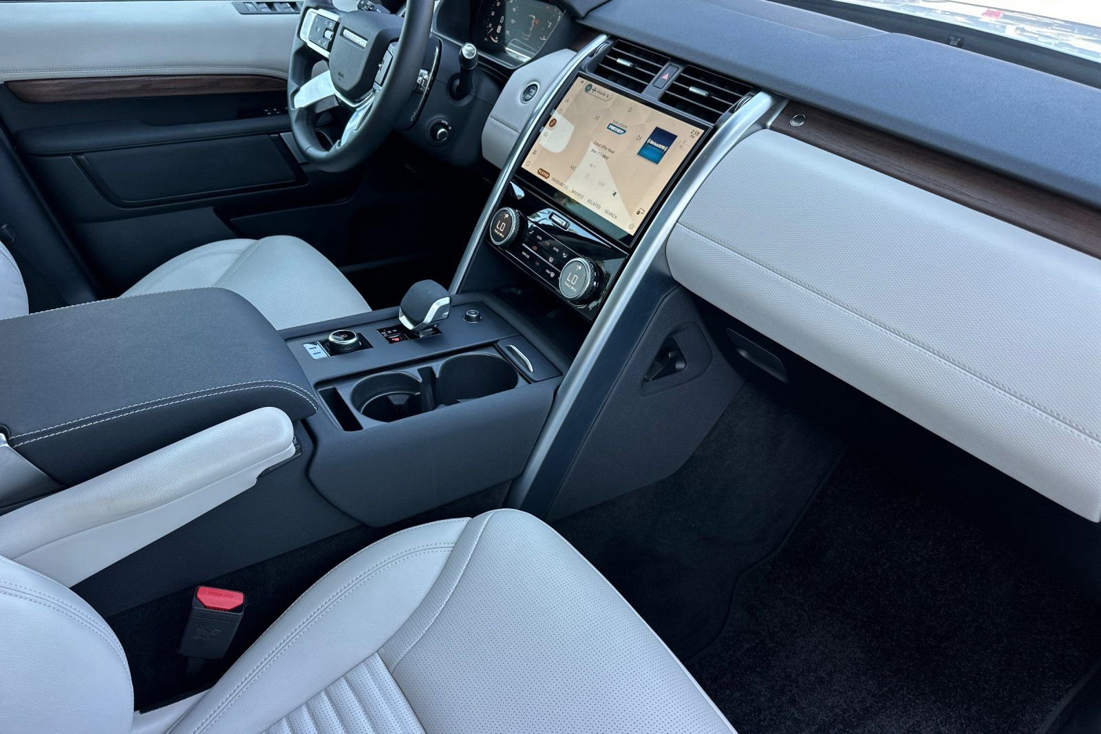 Used 2025 Land Rover Discovery Dynamic SE image 15