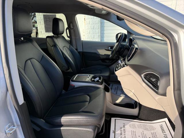 Certified 2024 Chrysler Pacifica Touring-L image 35
