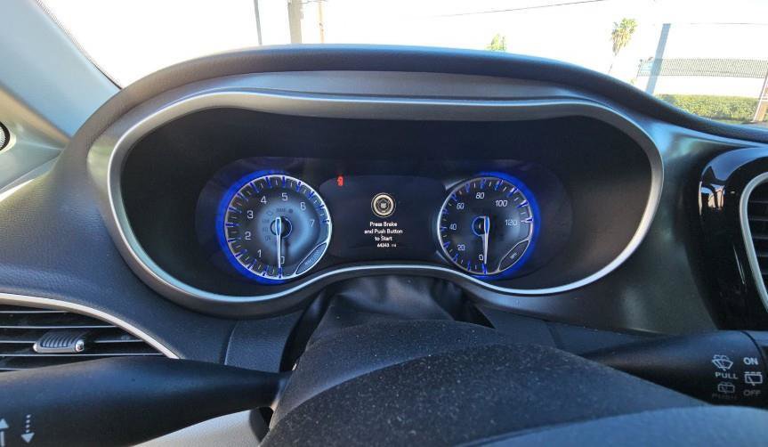 Used 2023 Chrysler Pacifica Touring-L FWD image 8