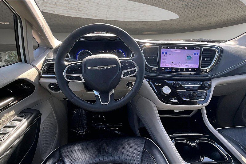 Used 2023 Chrysler Pacifica Limited image 5