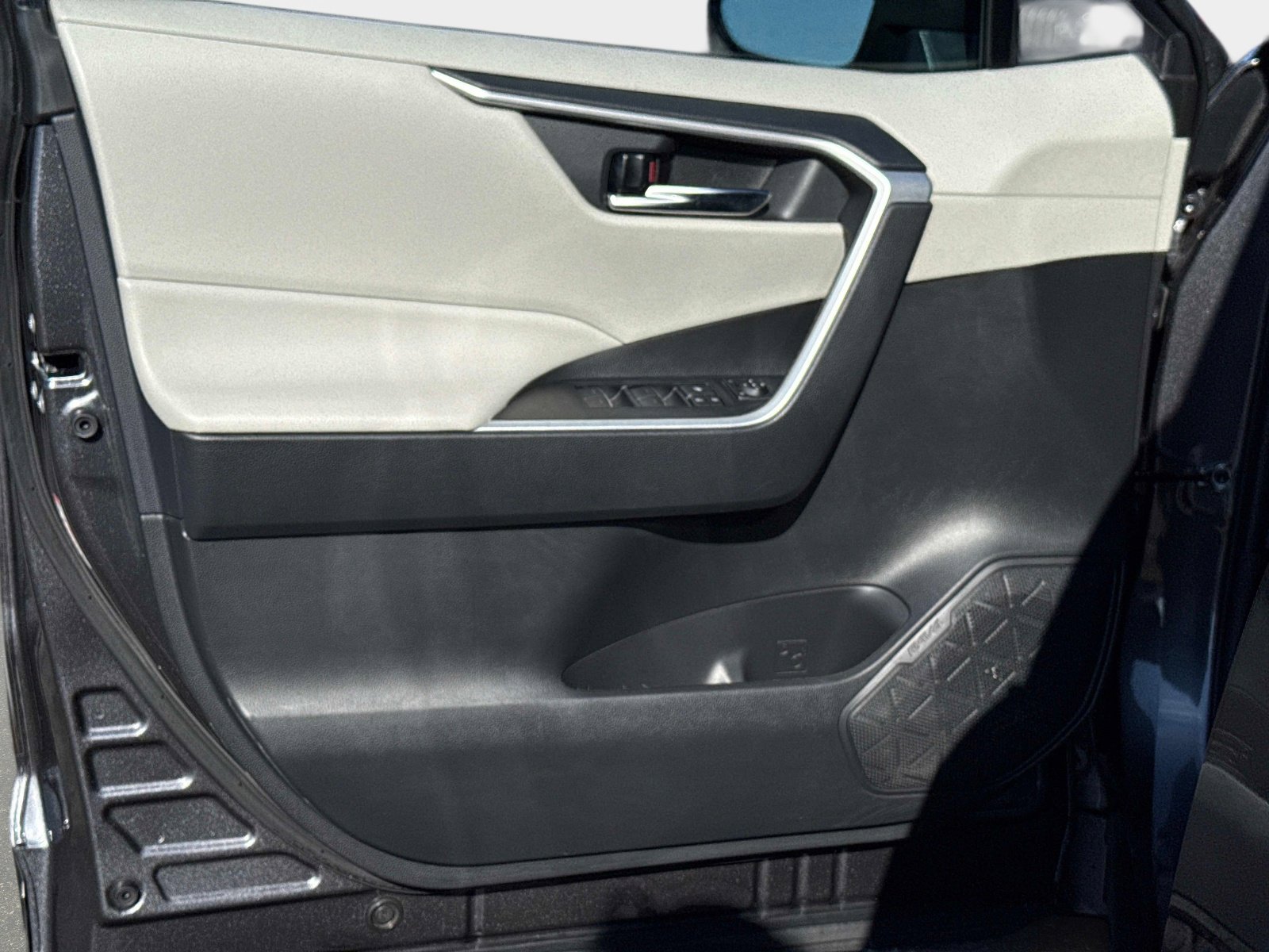 Used 2024 Toyota RAV4 XLE Premium image 20