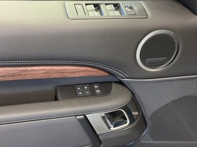 New 2024 Land Rover Discovery Dynamic SE image 10