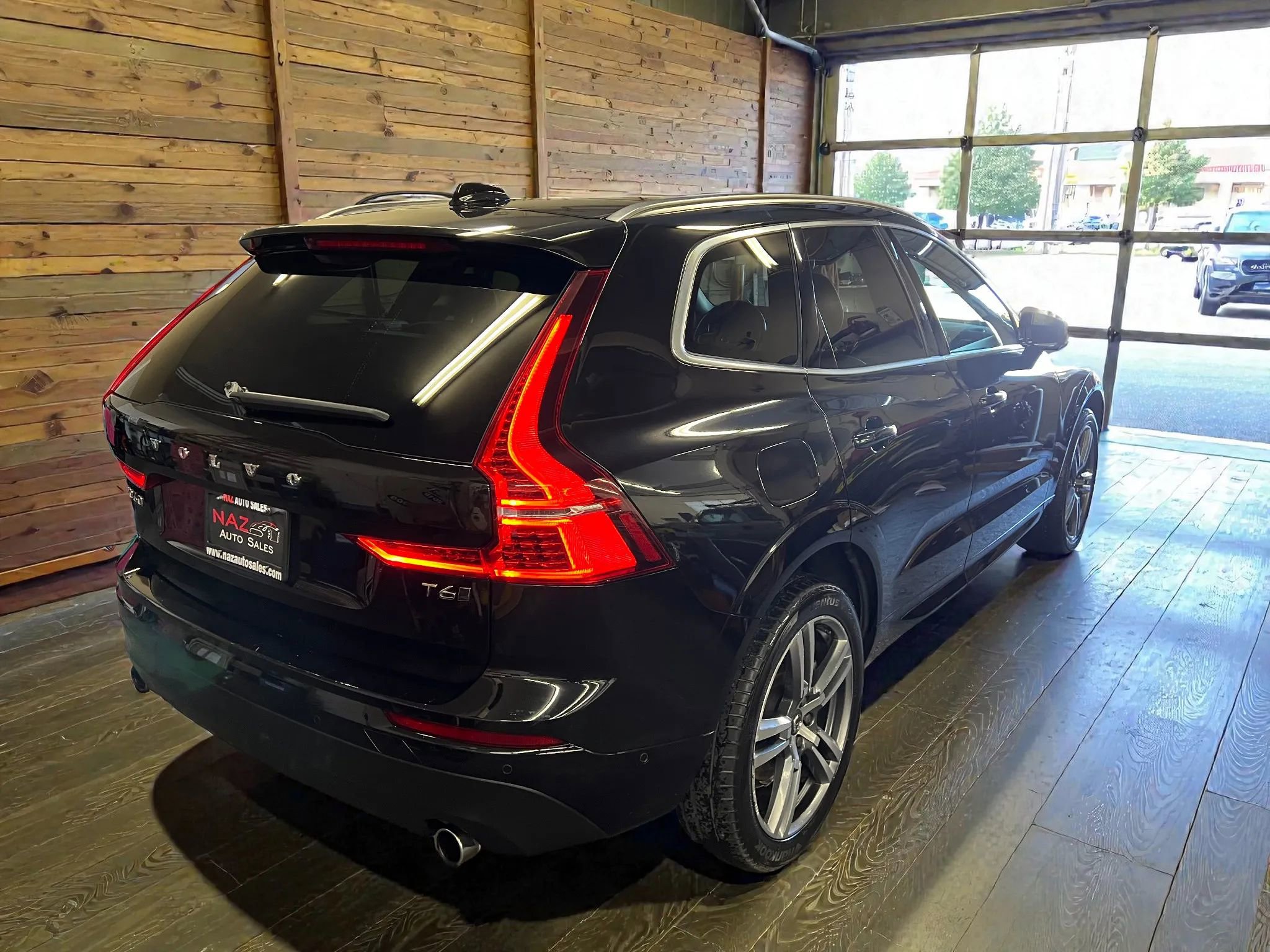 Used 2018 Volvo XC60 T6 Momentum w/ Convenience Package image 6