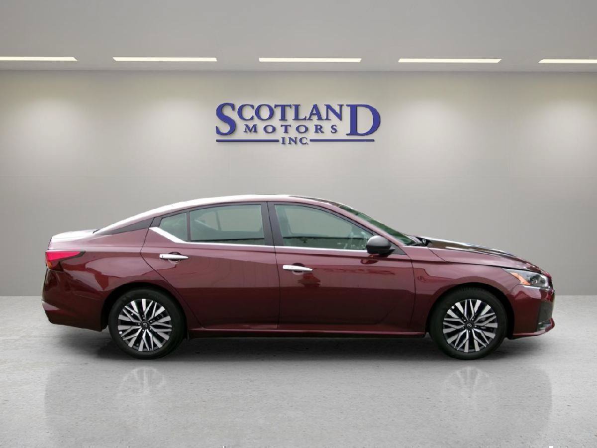 Used 2025 Nissan Altima 2.5 SV FWD image 5