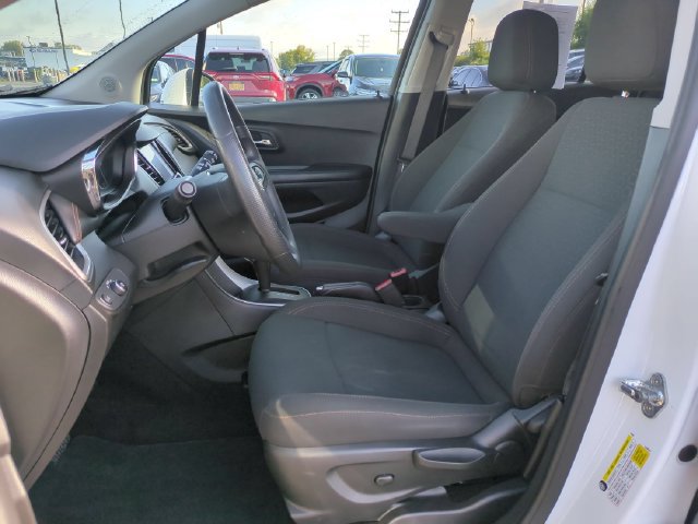 Used 2022 Chevrolet Trax LS w/ Tint and Cruise Package AWD/4WD image 7