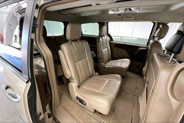 Used 2014 Chrysler Town & Country Touring-L w/ Trailer Tow Group FWD image 18