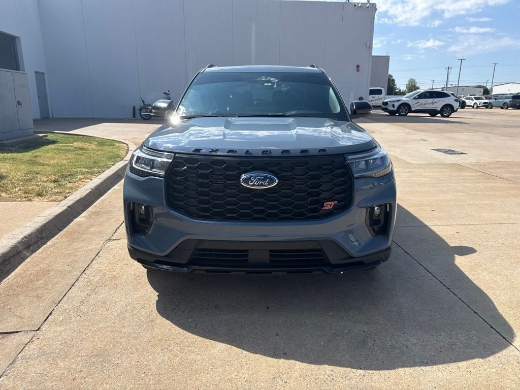 Used 2025 Ford Explorer ST AWD/4WD image 2