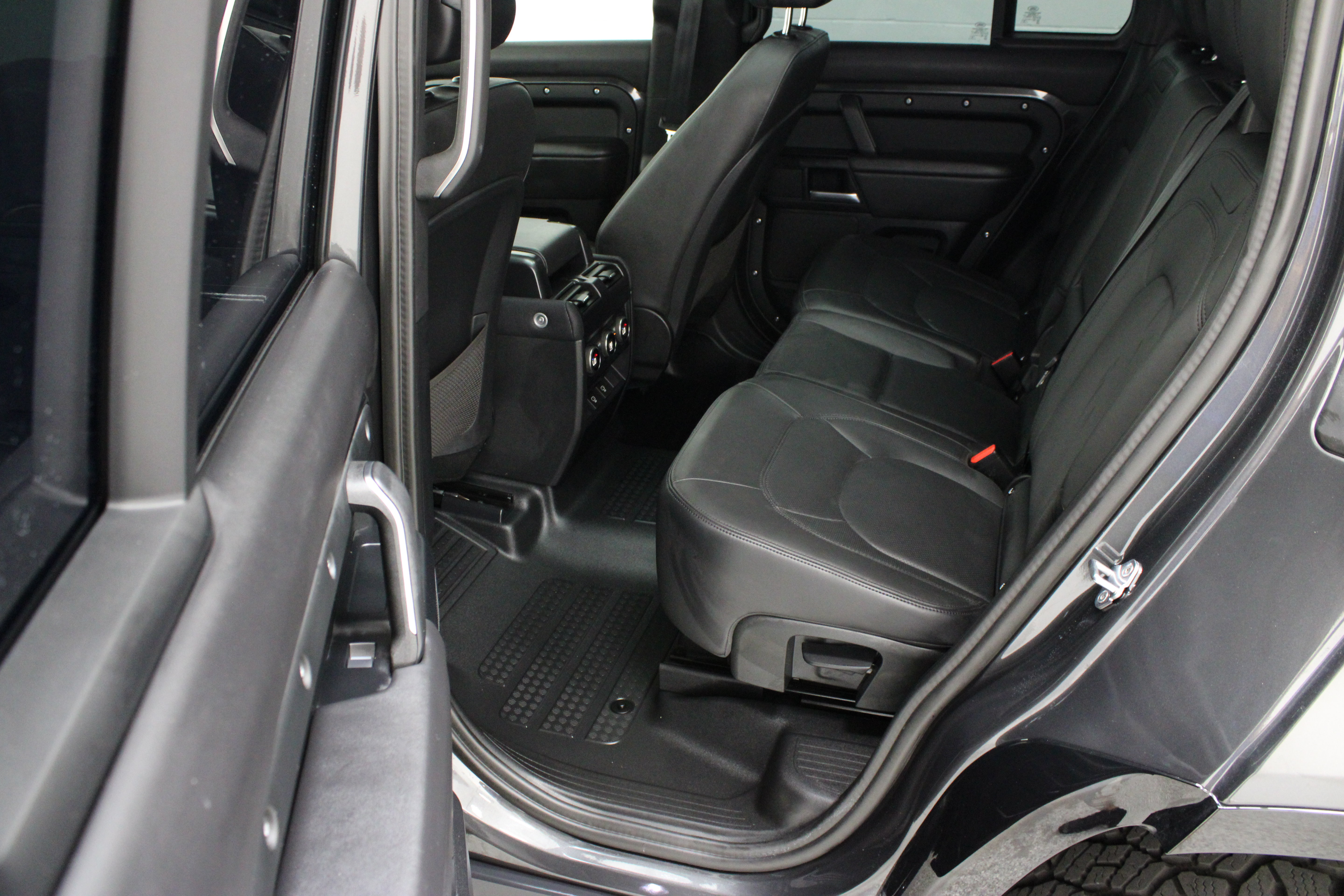 Used 2025 Land Rover Defender 130 Outbound AWD/4WD image 31