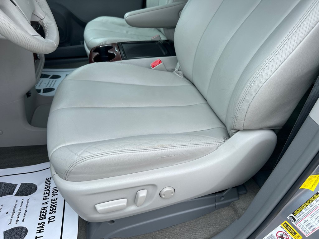 Used 2013 Toyota Sienna XLE FWD image 8