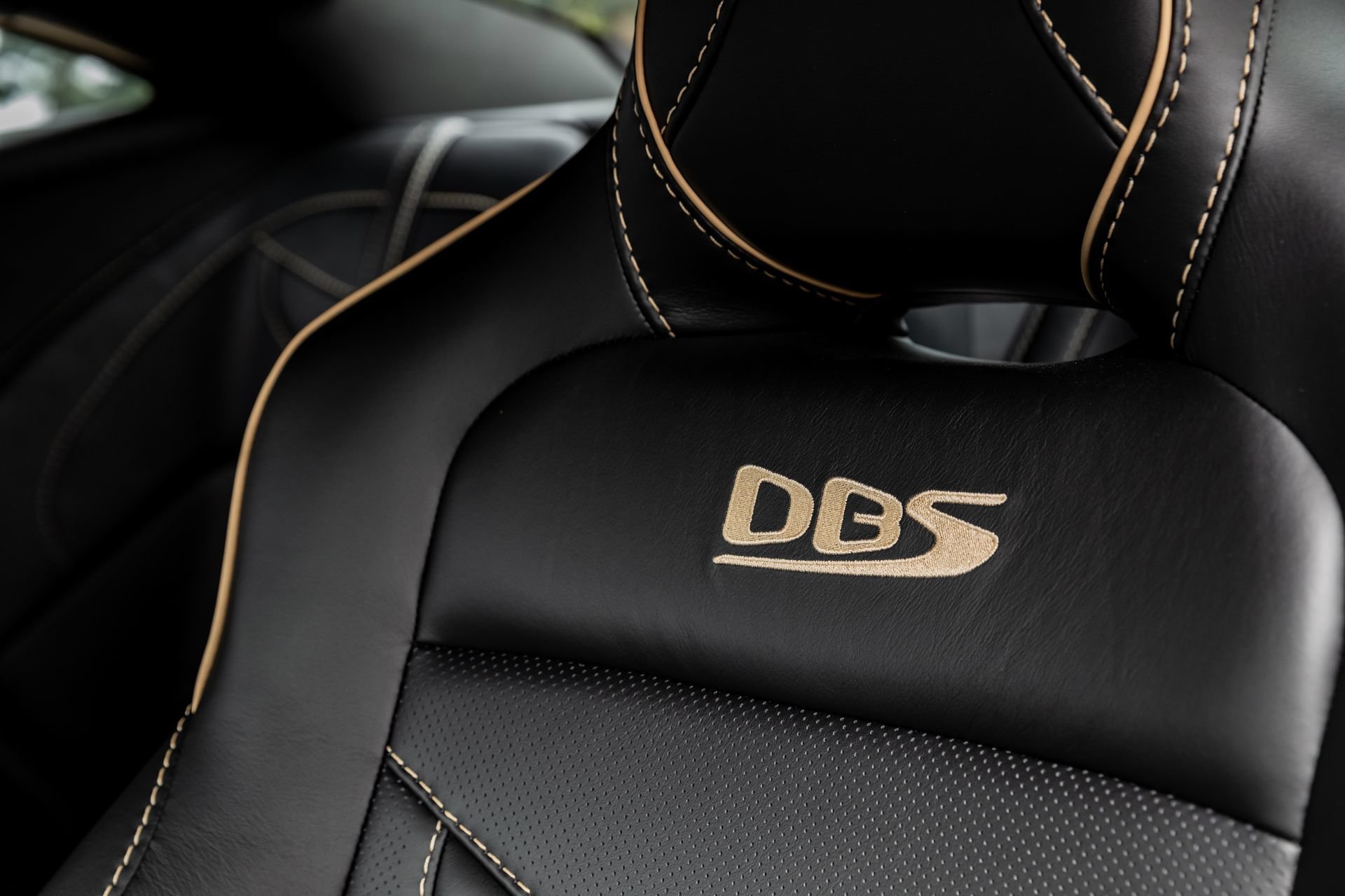 Used 2019 Aston Martin DBS Superleggera RWD image 14