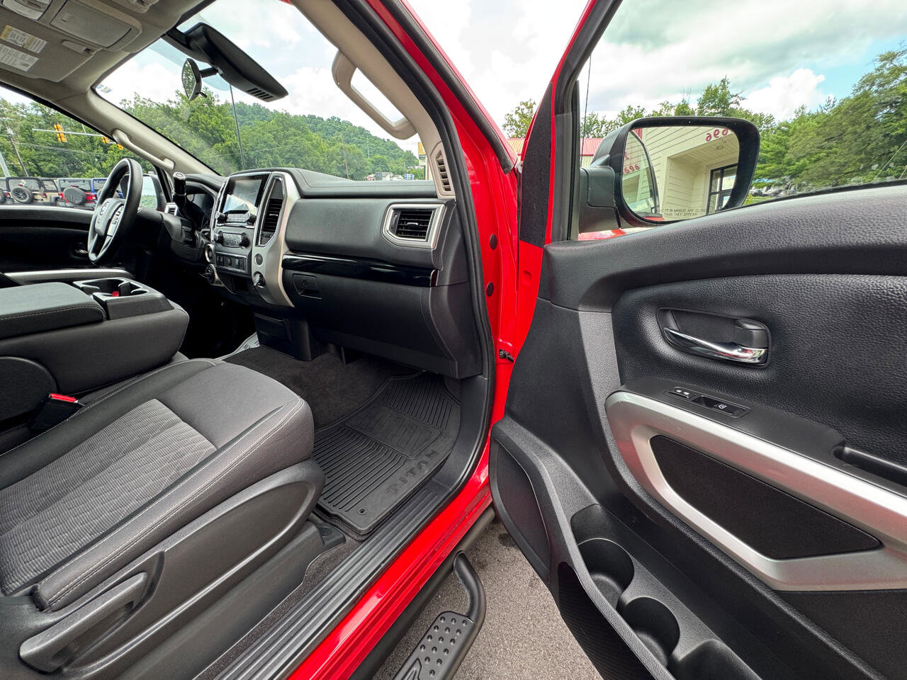 Used 2021 Nissan Titan SV w/ Accessory Utility Package image 18