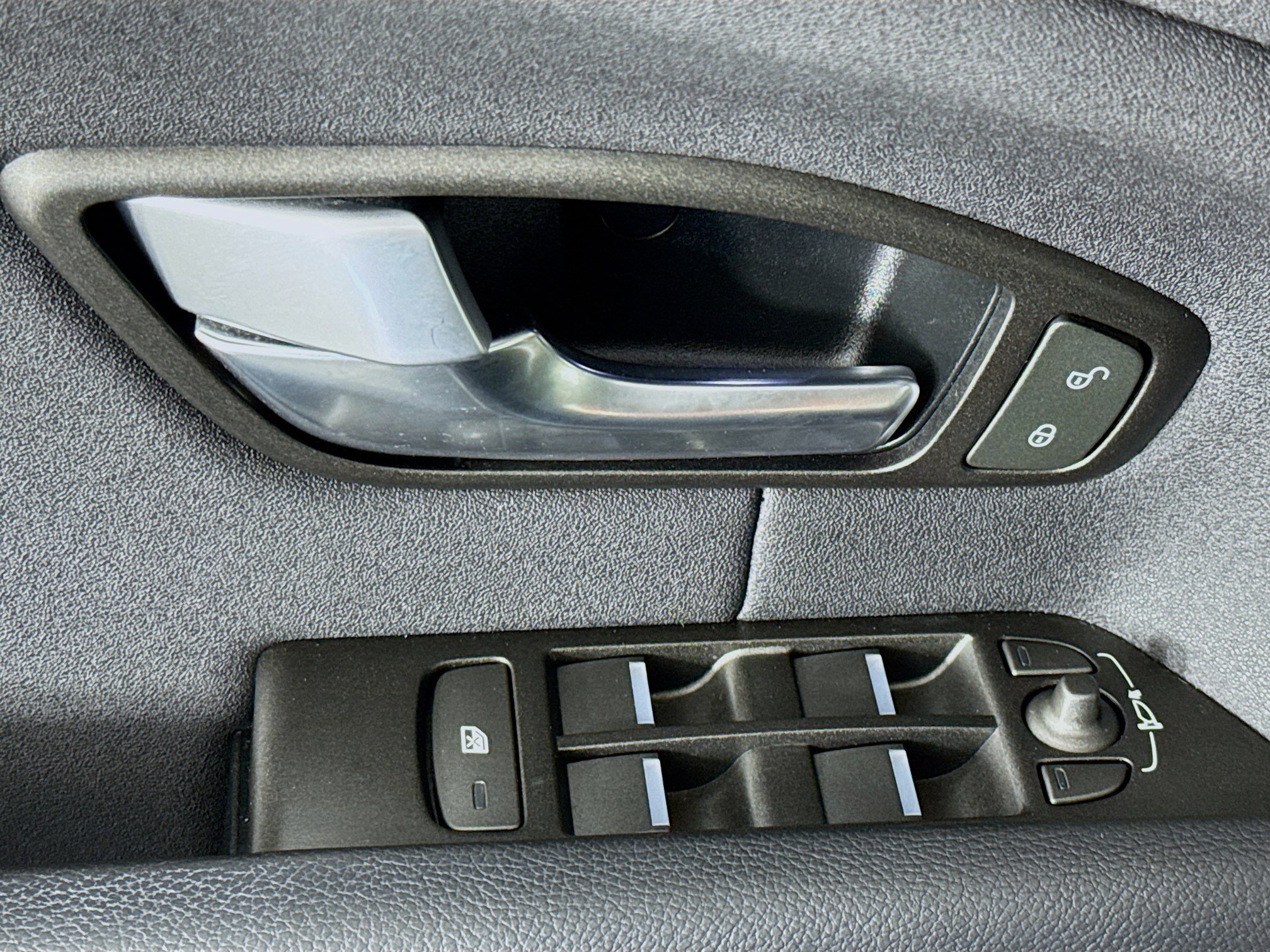 Used 2017 Land Rover Range Rover Evoque SE image 23