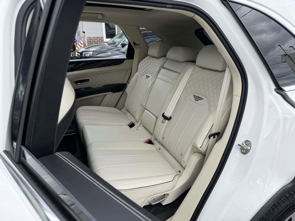 Used 2022 Bentley Bentayga AWD/4WD image 18
