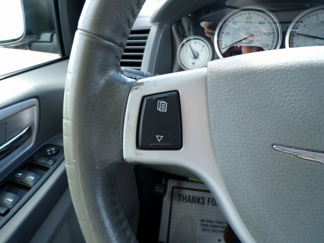 Used 2009 Chrysler Town & Country Touring image 22