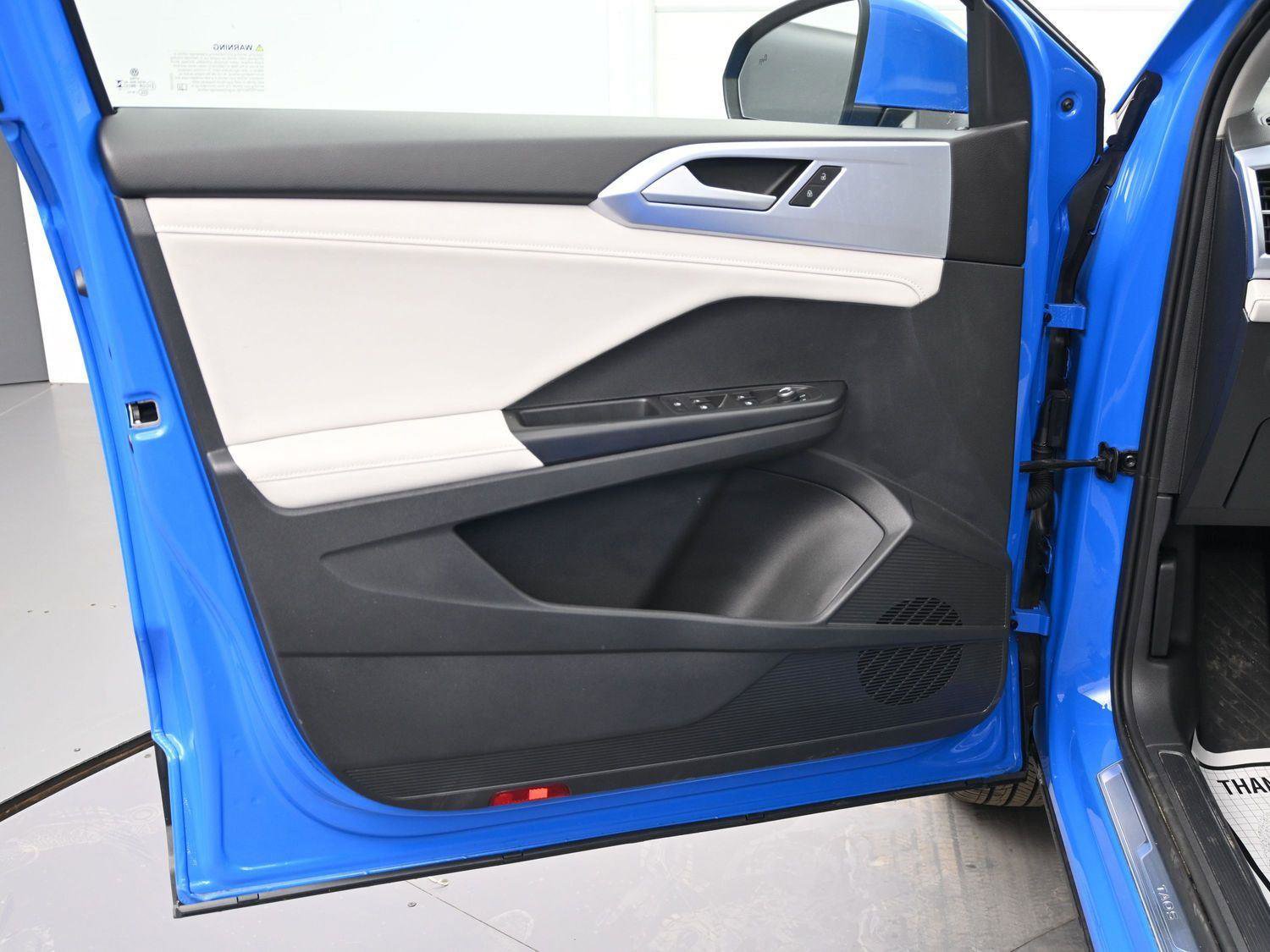 Certified 2025 Volkswagen Taos SE w/ Panoramic Sunroof Package AWD/4WD image 9