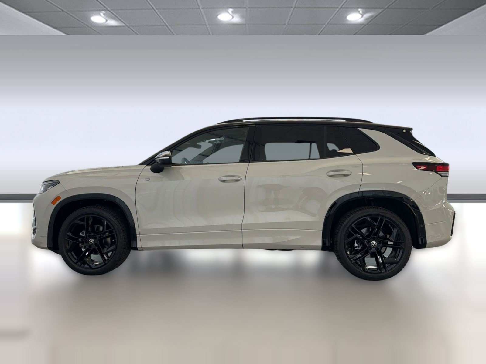 New 2026 Volkswagen Tiguan SE R-Line FWD image 2