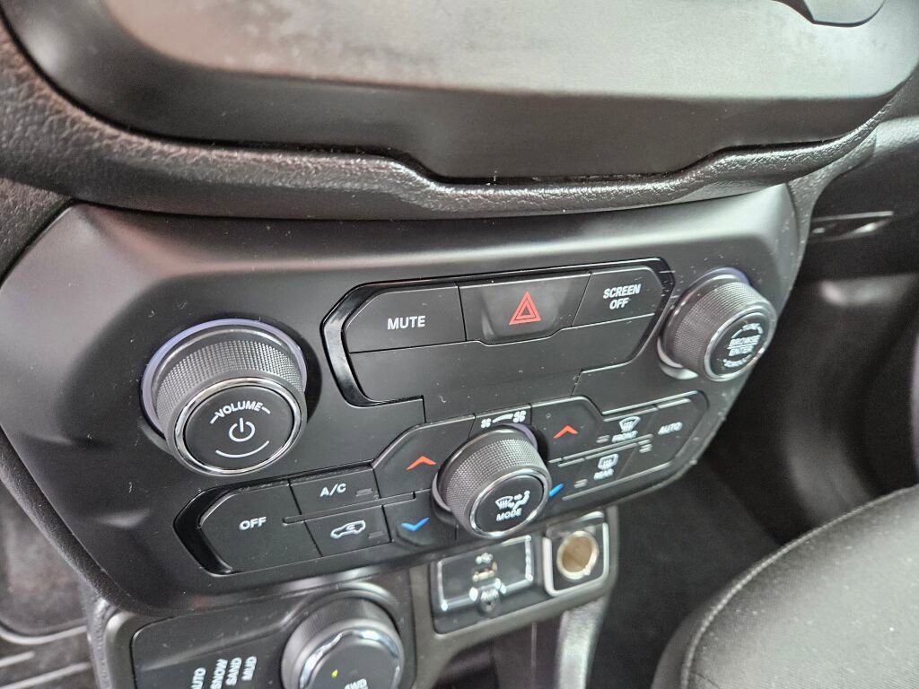 Used 2018 Jeep Renegade Altitude image 23