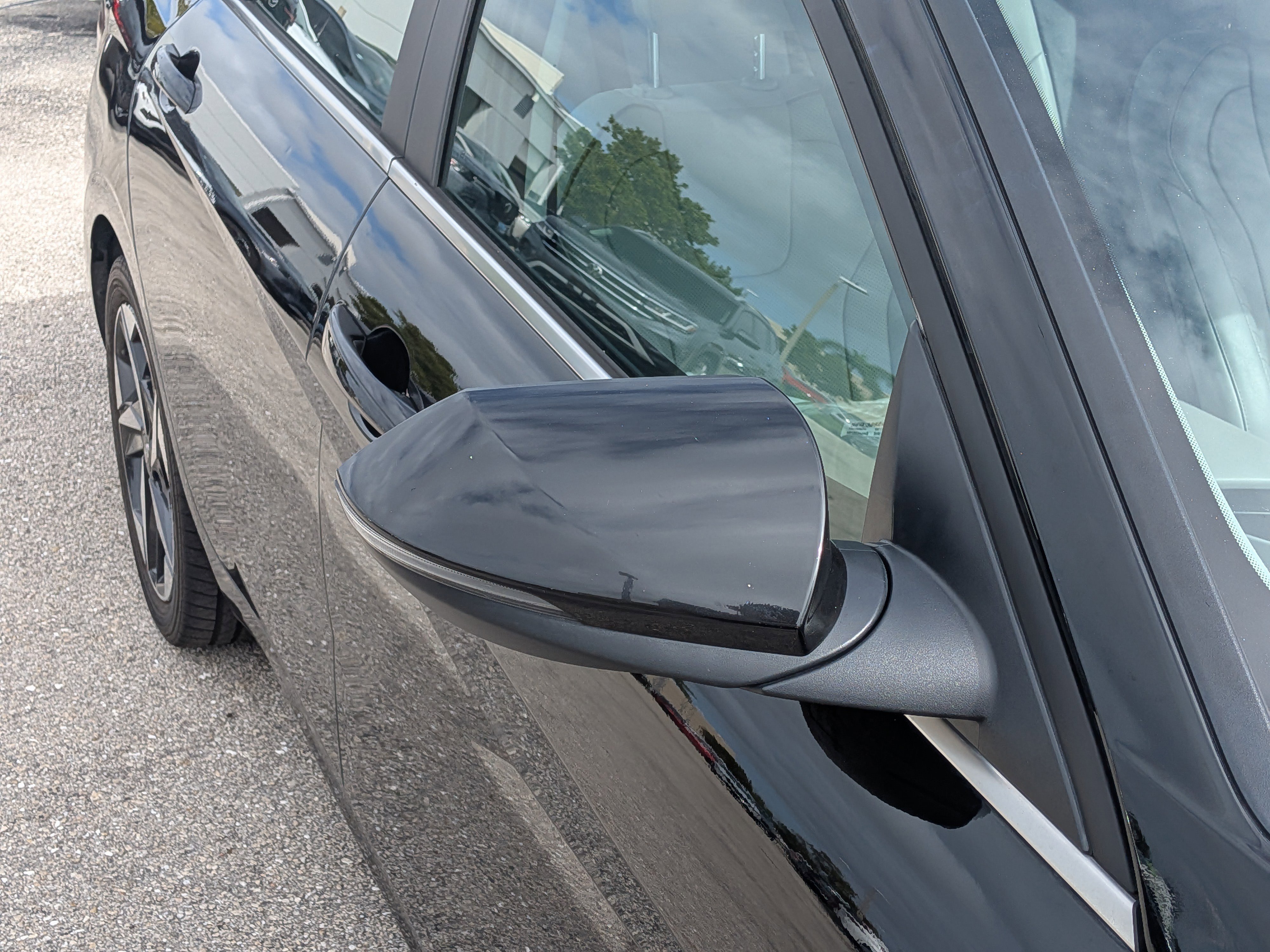 Used 2022 Hyundai Elantra Limited w/ Preferred Accessory Package image 12