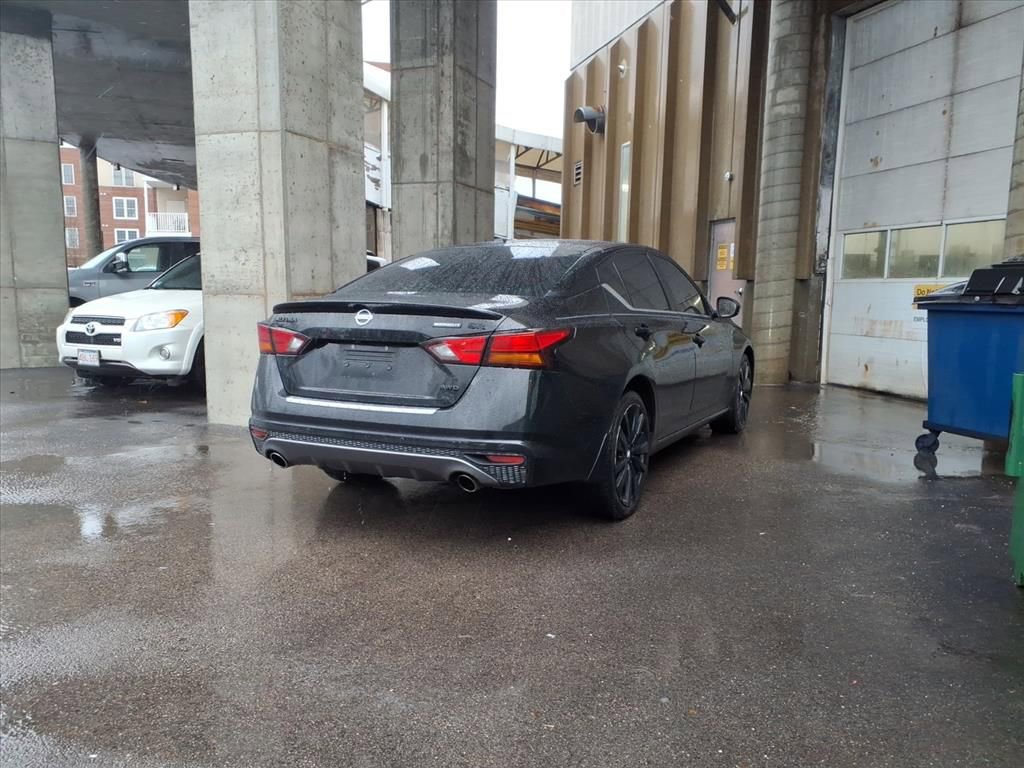 Used 2022 Nissan Altima 2.5 SR w/ Midnight Edition Package image 6