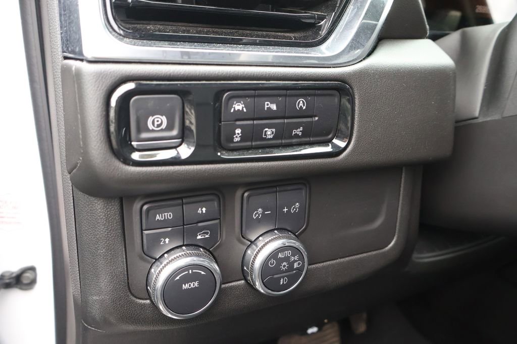 Used 2025 GMC Yukon Denali AWD/4WD image 17
