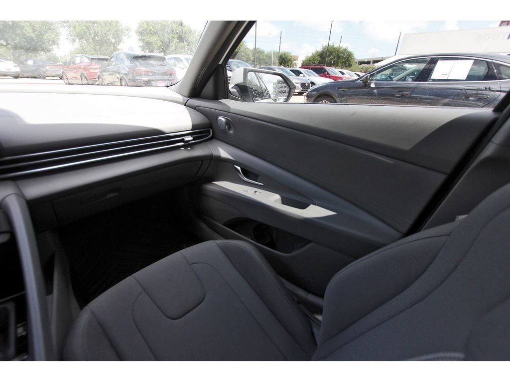 Used 2025 Hyundai Elantra SE FWD image 11