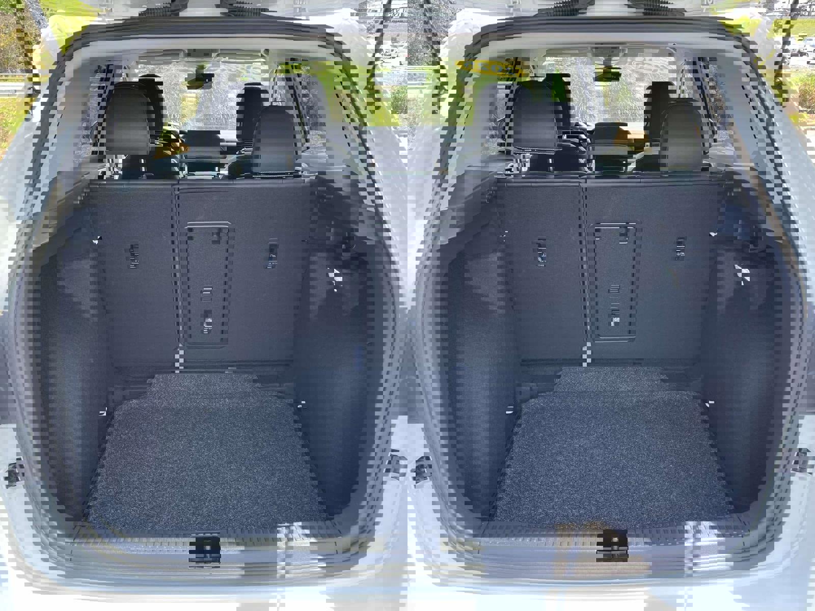 Used 2025 Volkswagen Taos SE w/ Black Wheel Package FWD image 9