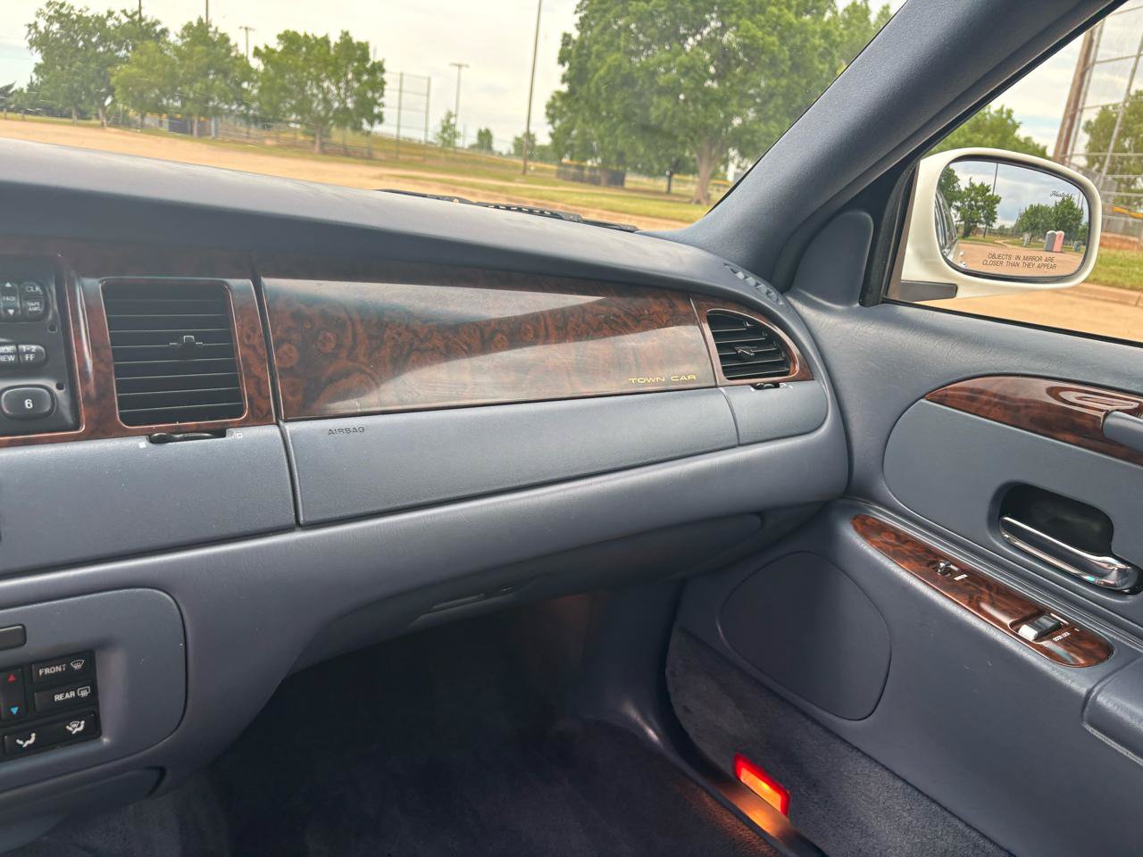 Used 1999 Lincoln Town Car Executive RWD image 19