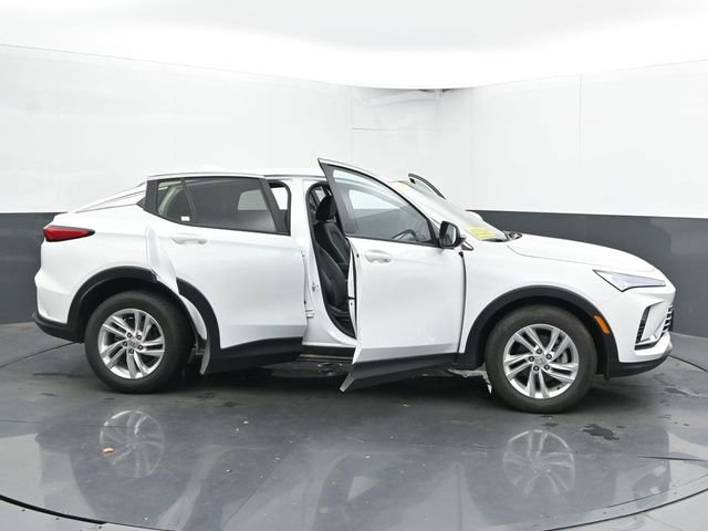 Used 2025 Buick Envista Preferred image 58