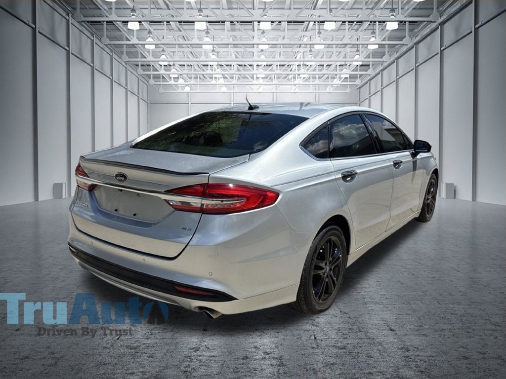 Used 2018 Ford Fusion SE w/ Fusion SE Technology Package FWD image 8
