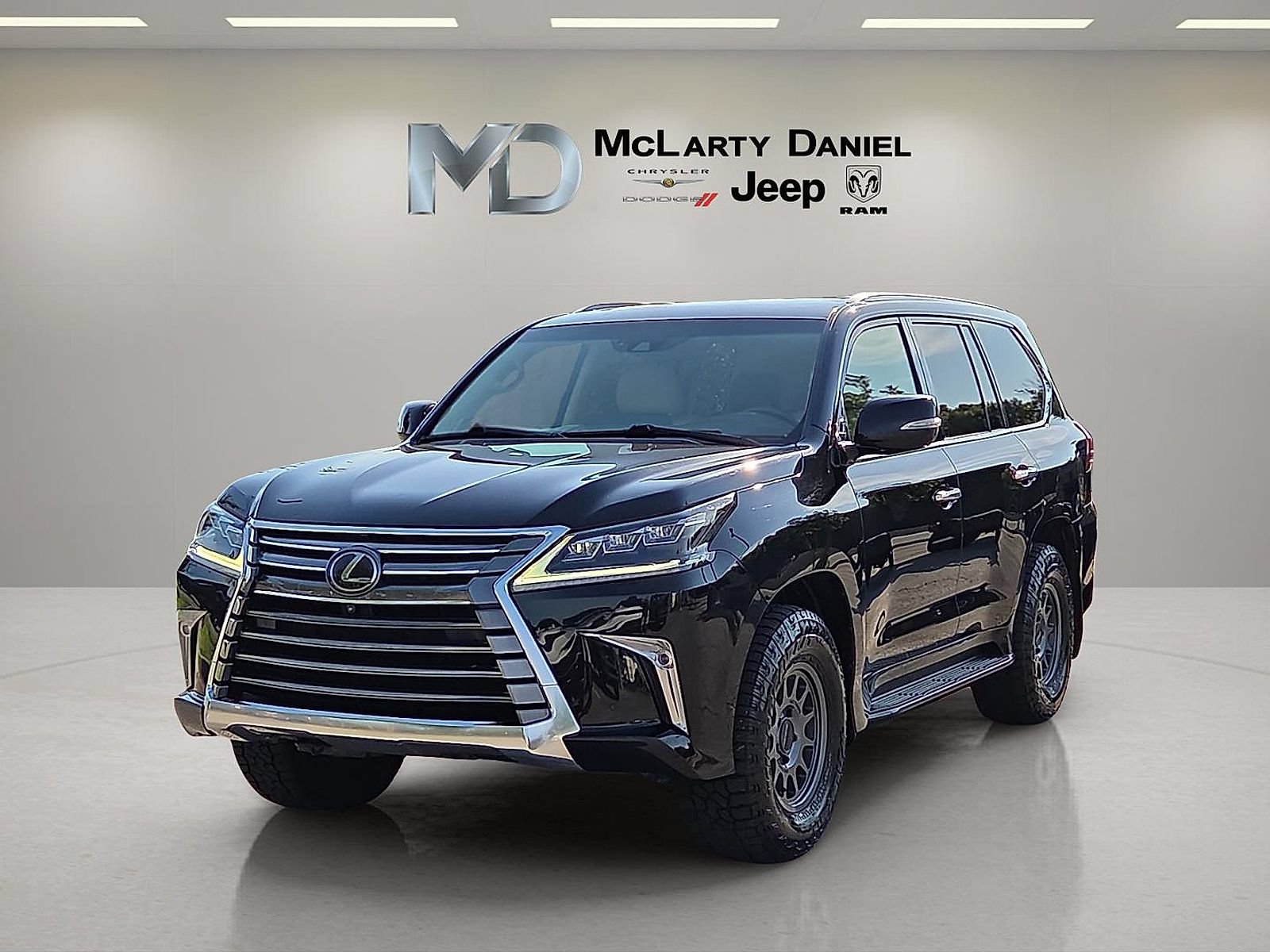 Used 2020 Lexus LX 570 4WD w/ Luxury Package image 2