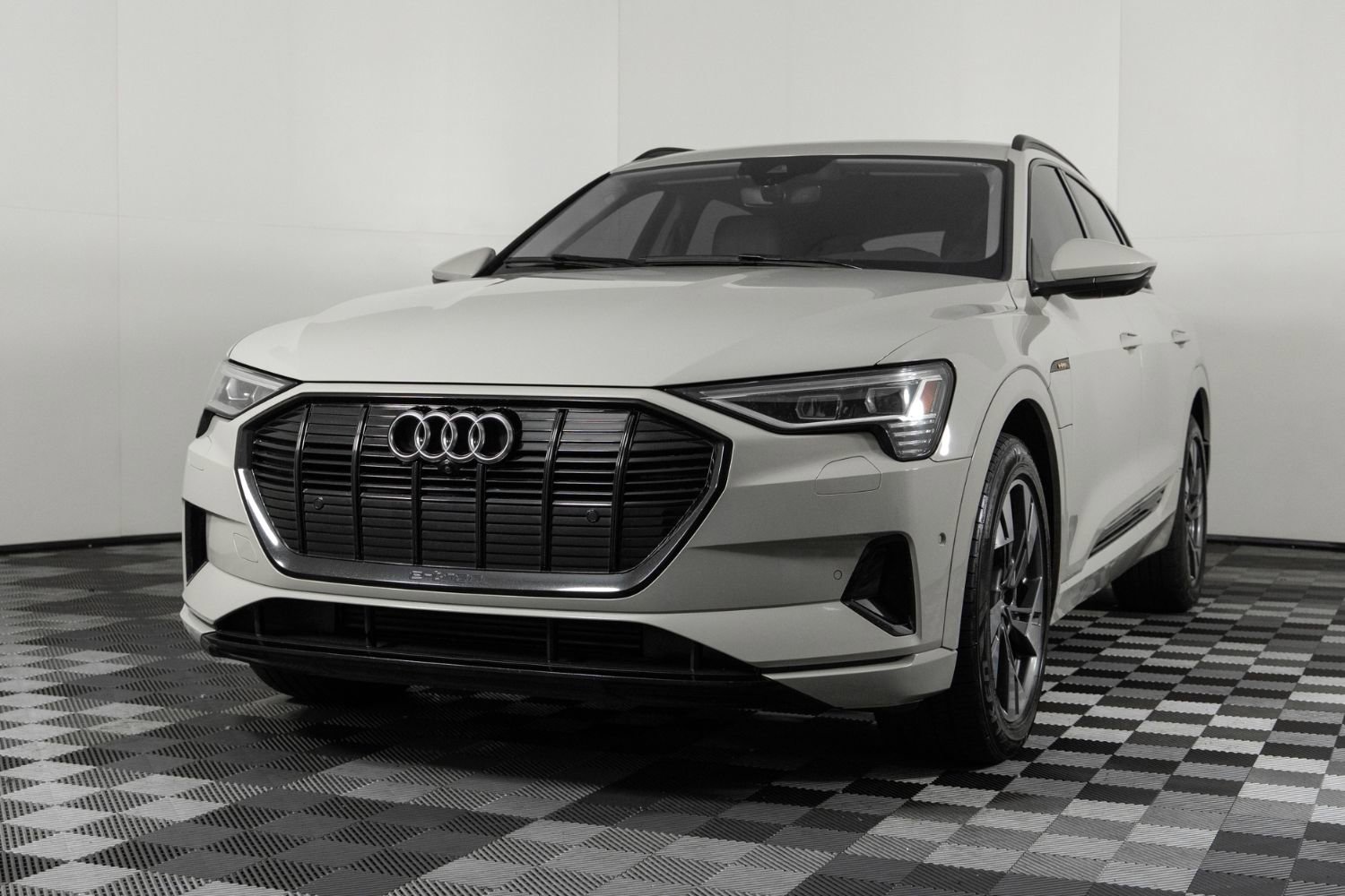 Used 2021 Audi e-tron Premium w/ Convenience Plus Package image 2