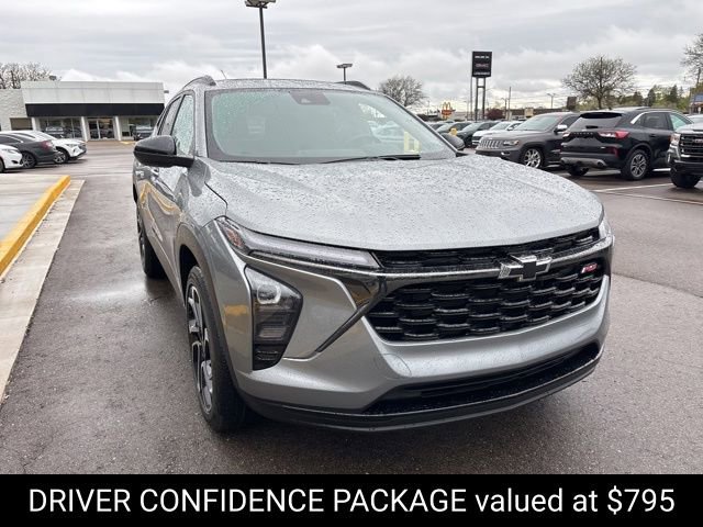 Used 2024 Chevrolet Trax RS w/ Sunroof Package FWD image 4