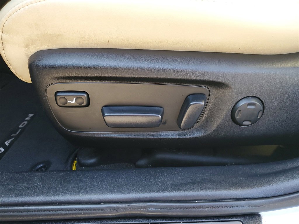 Used 2015 Toyota Avalon Limited image 23