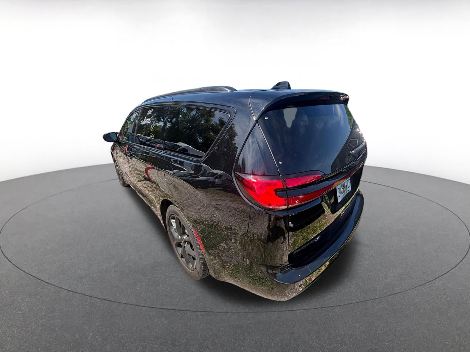 Used 2025 Chrysler Pacifica Limited image 4