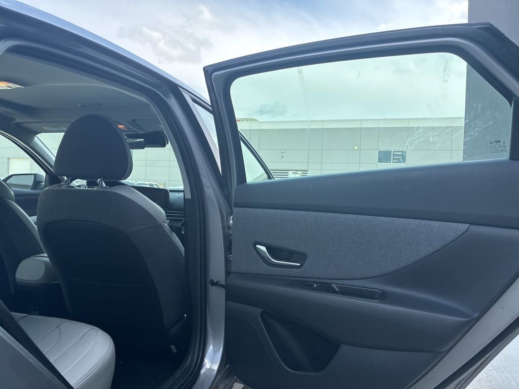 Used 2025 Hyundai Elantra Limited image 11