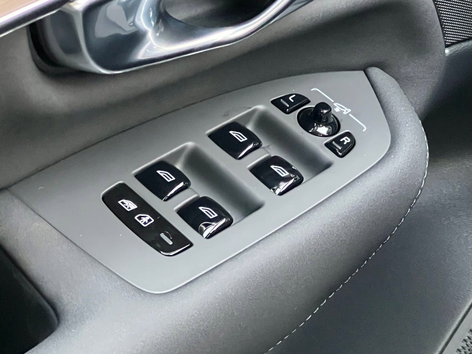 New 2026 Volvo XC90 B6 Plus w/ Protection Package Premier image 29