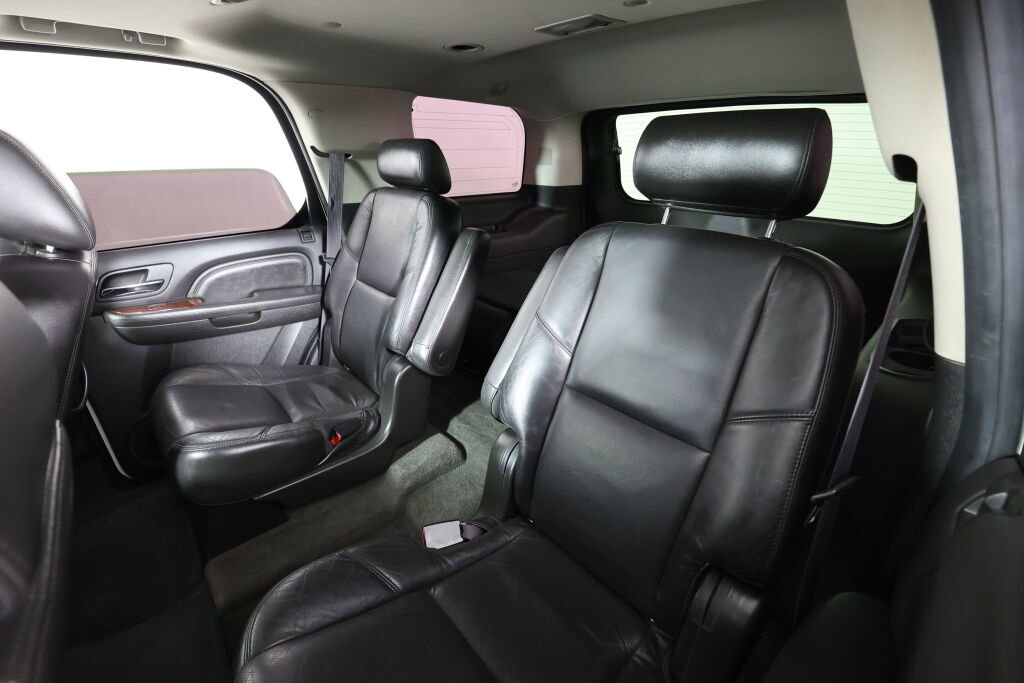 Used 2010 Cadillac Escalade Luxury AWD/4WD image 16
