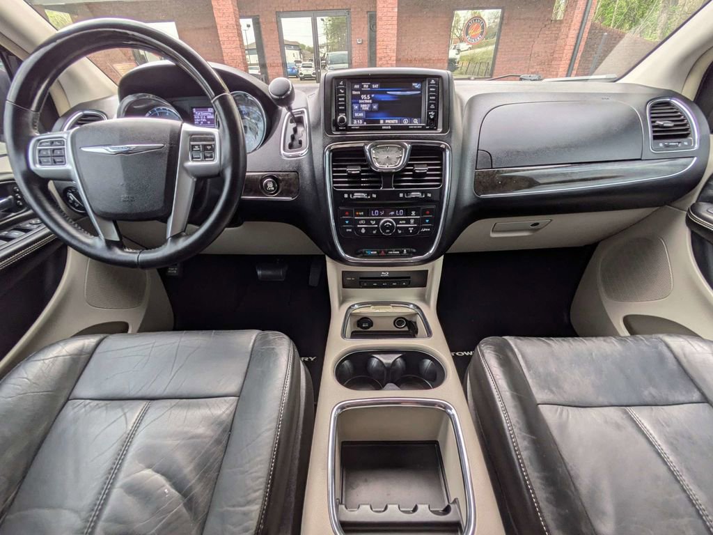 Used 2013 Chrysler Town & Country Limited w/ Luxury Group image 15