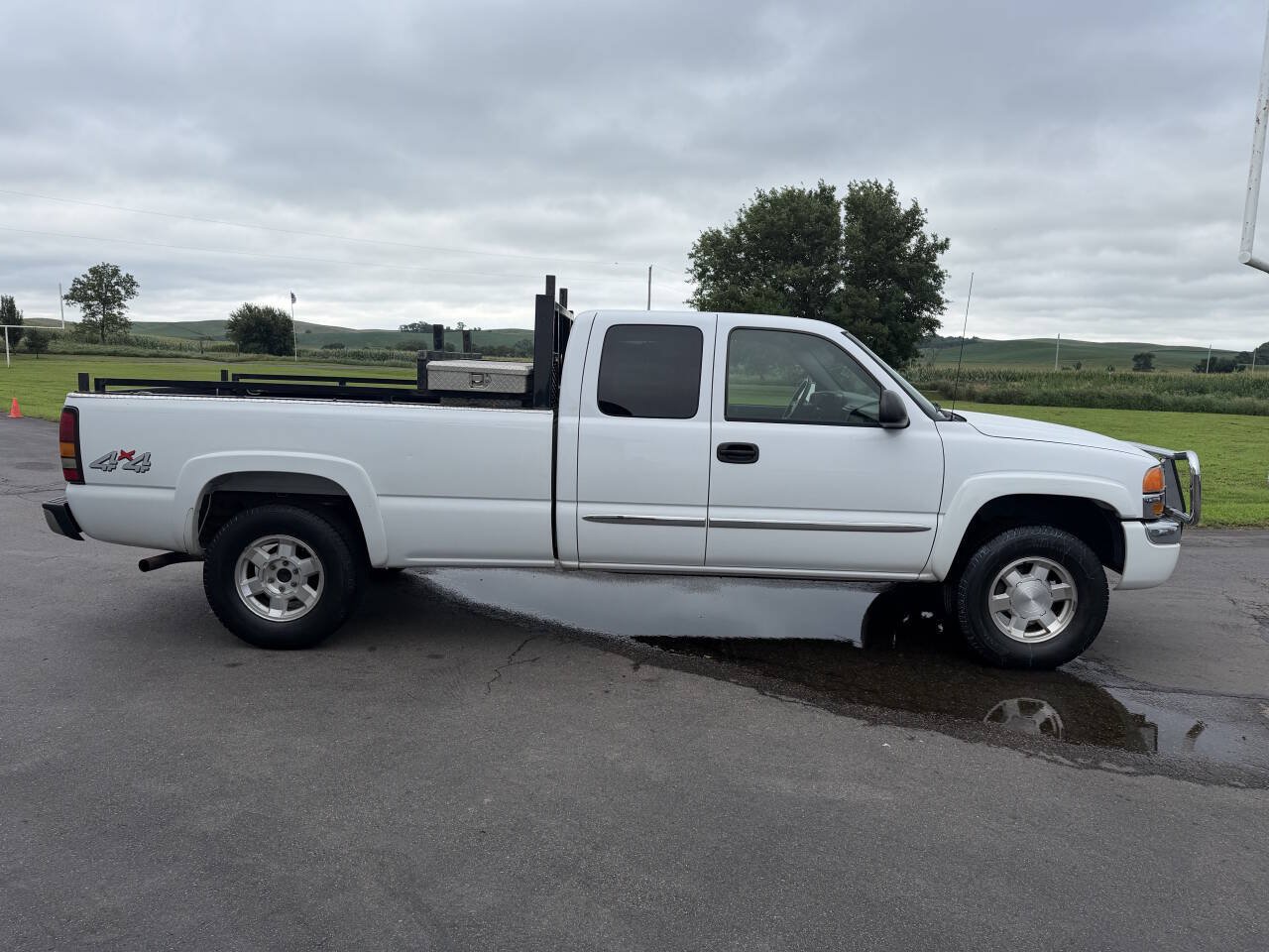 Used 2004 GMC Sierra 1500 SLE w/ Light Duty Power Package AWD/4WD image 9