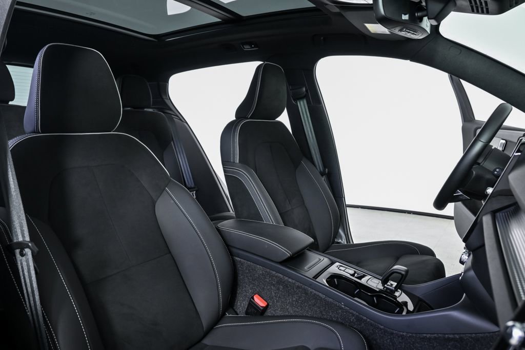 Certified 2025 Volvo XC40 B5 Plus image 24