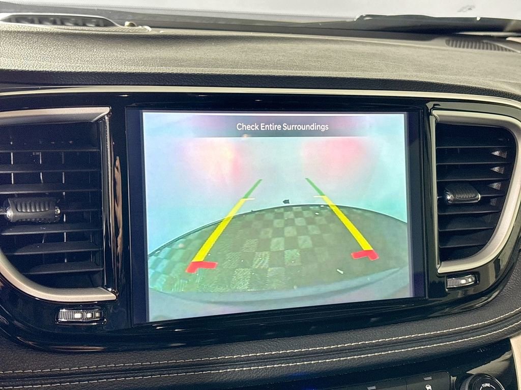 Used 2023 Chrysler Pacifica Touring-L image 16