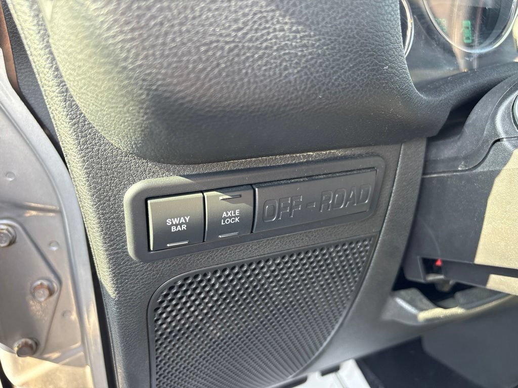 Used 2015 Jeep Wrangler Rubicon w/ Power Convenience Group AWD/4WD image 16