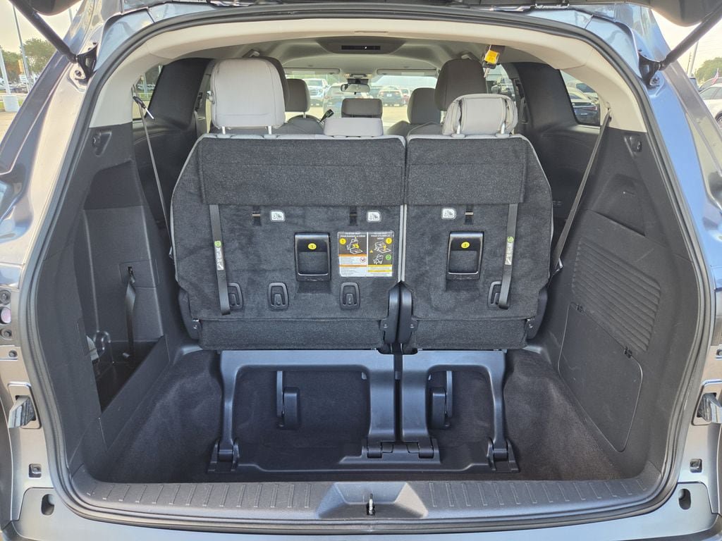 Used 2025 Toyota Sienna LE FWD image 30